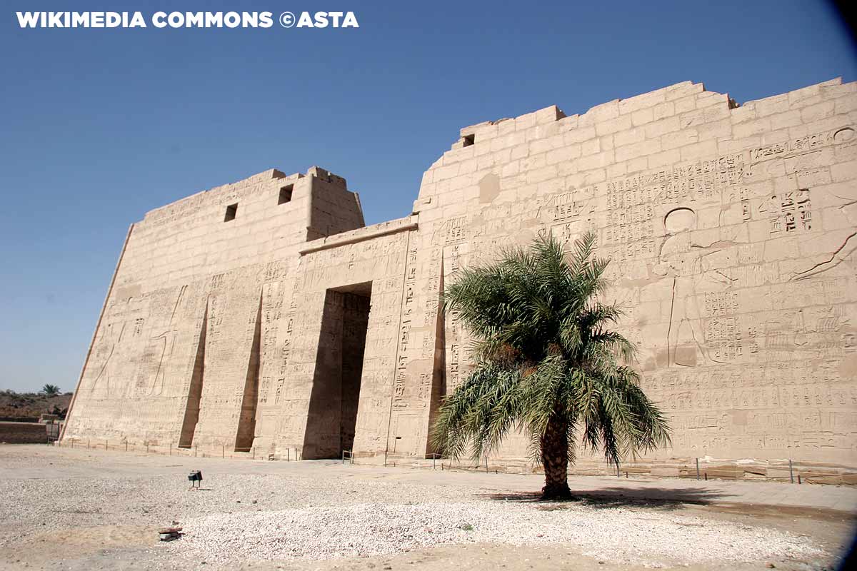 Mortuary_temple_of_Ramesses_III©Asta,-wikimedia-Commons